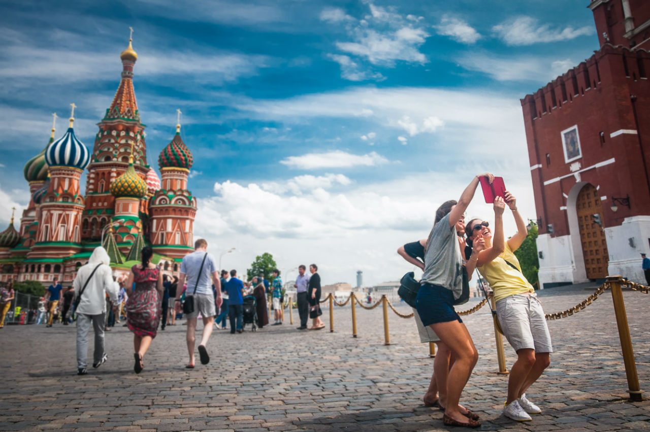 Сходить в выходные. Туристы на красной площади. Туристы в Кремле. Туризм в городе. Туризм в Москве.