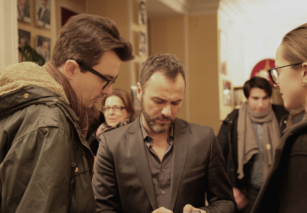 L’attore Massimiliano Gallo, ospite della prima serata del festival, firma autografi al pubblico al termine della proiezione del film “Per amor vostro”
