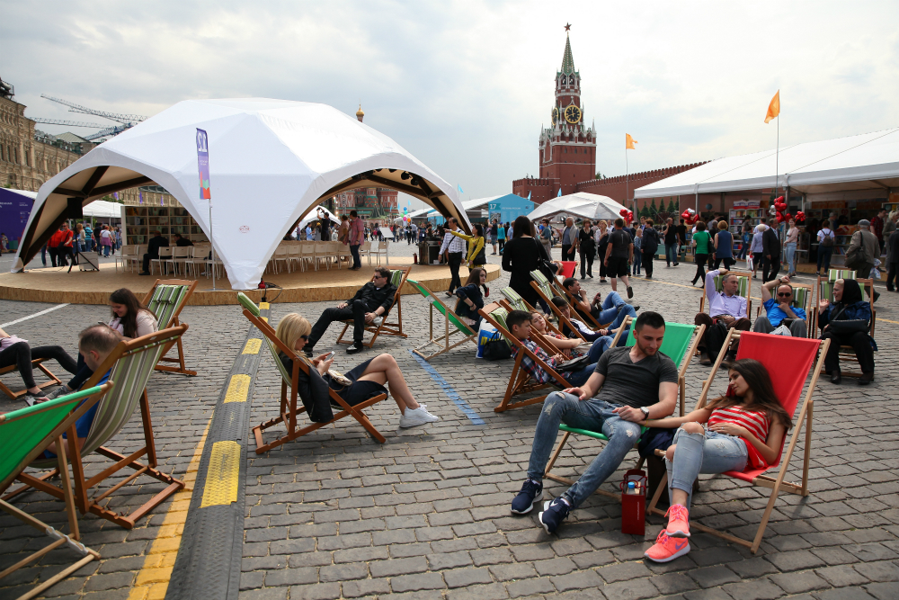 Visitatori in Piazza Rossa, a Mosca, accorsi per la seconda edizione del Festival dei Libri. 