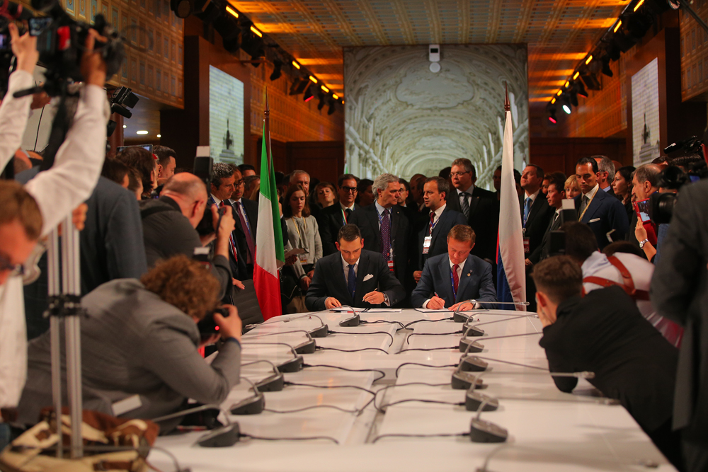 Il clou del Forum è atteso per il 17 giugno, quando arriveranno il Presidente russo Vladimir Putin e il premier italiano Matteo Renzi // Nella foto, la firma degli accordi bilaterali 