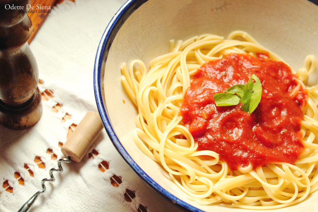 Un piatto di pasta al pomodoro.