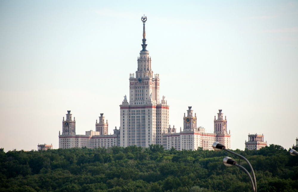 Stavba Moskovske državne univerze, ki bo krasila plakate ob 870-letnici mesta.