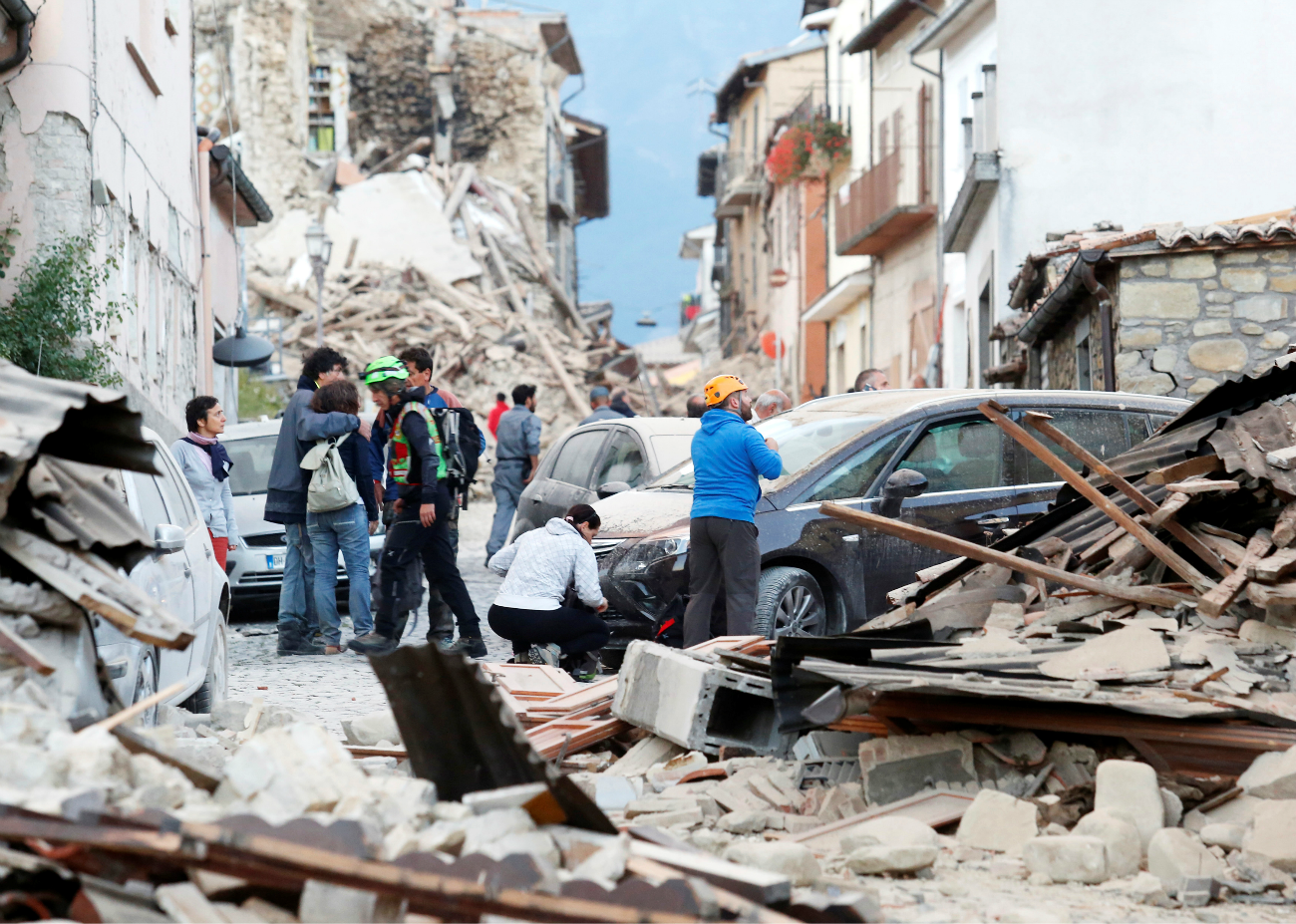 Le strade distrutte di Amatrice, in provincia di Rieti.