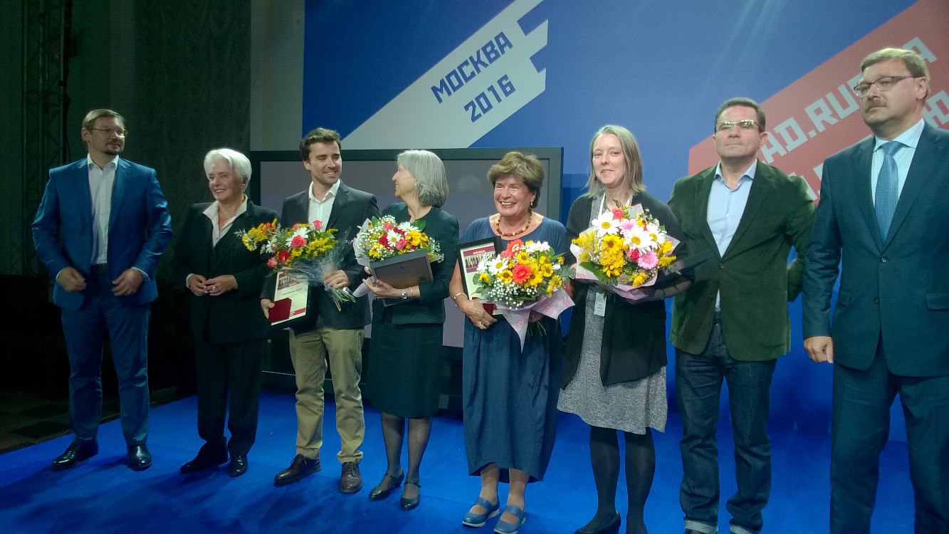 Nataliya Solzhenitsyna, Joaquín Fernández-Valdés, Selma Ancira, Claudia Scandura, Lisa Hayden e Vadim Duda durante la cerimonia di premiazione alla Dom Pashkov a Mosca. 