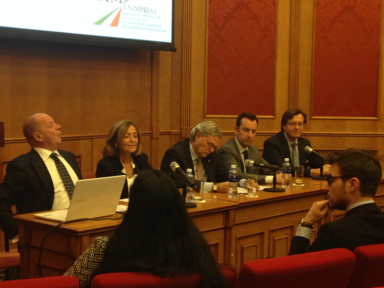 Il tavolo dei relatori. Al centro, l’ambasciatore italiano Cesare Maria Ragaglini.