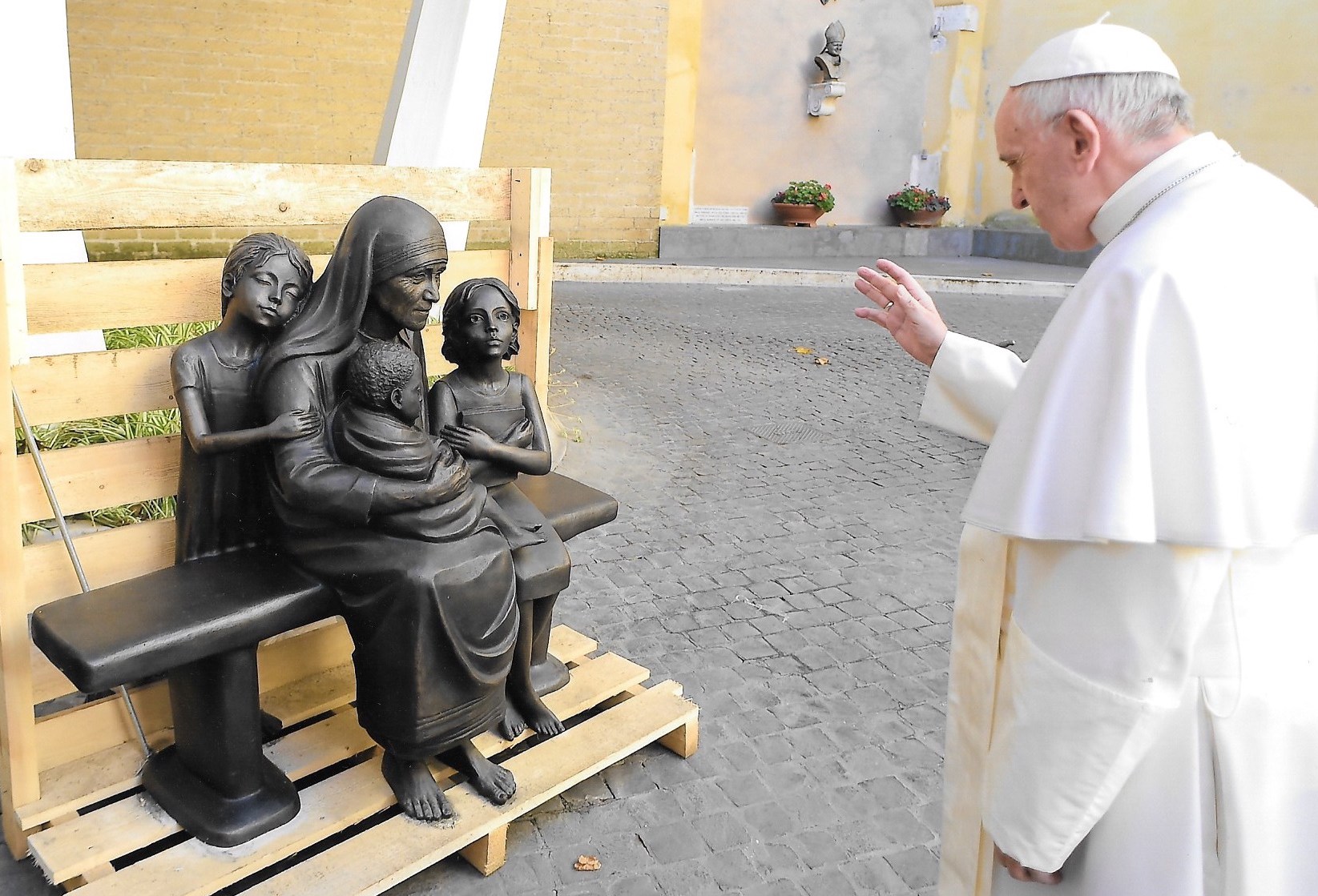 La benedizione di Papa Francesco alla scultura raffigurante Madre Teresa.