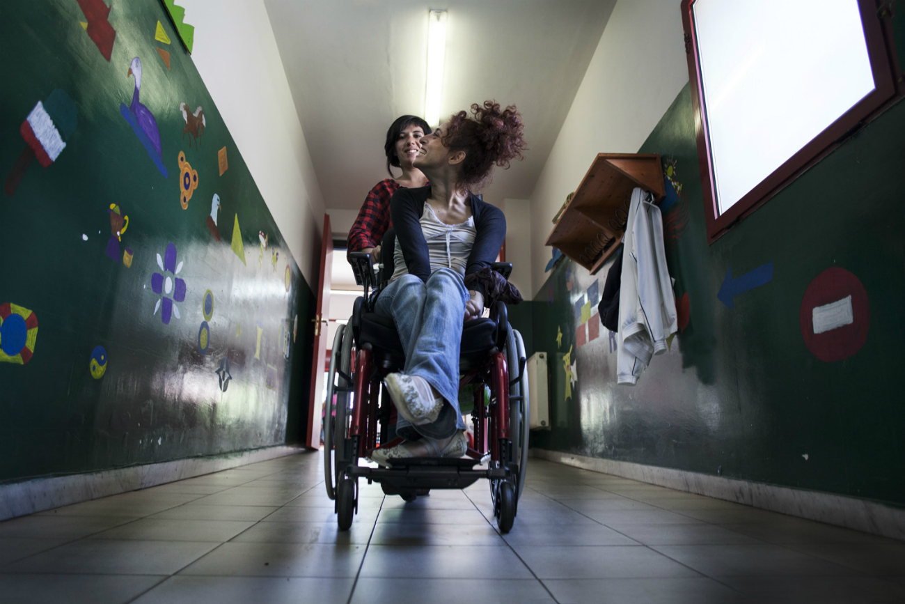 Così come racconta il fotografo, spesso la persona disabile viene identificata con la sua disabilità. Ma "Letizia è la dimostrazione di questa cecità sociale": è una donna che riesce ad affrontare le sfide di tutti i giorni condividendo la propria esperienza "per la costruzione di una società migliore"