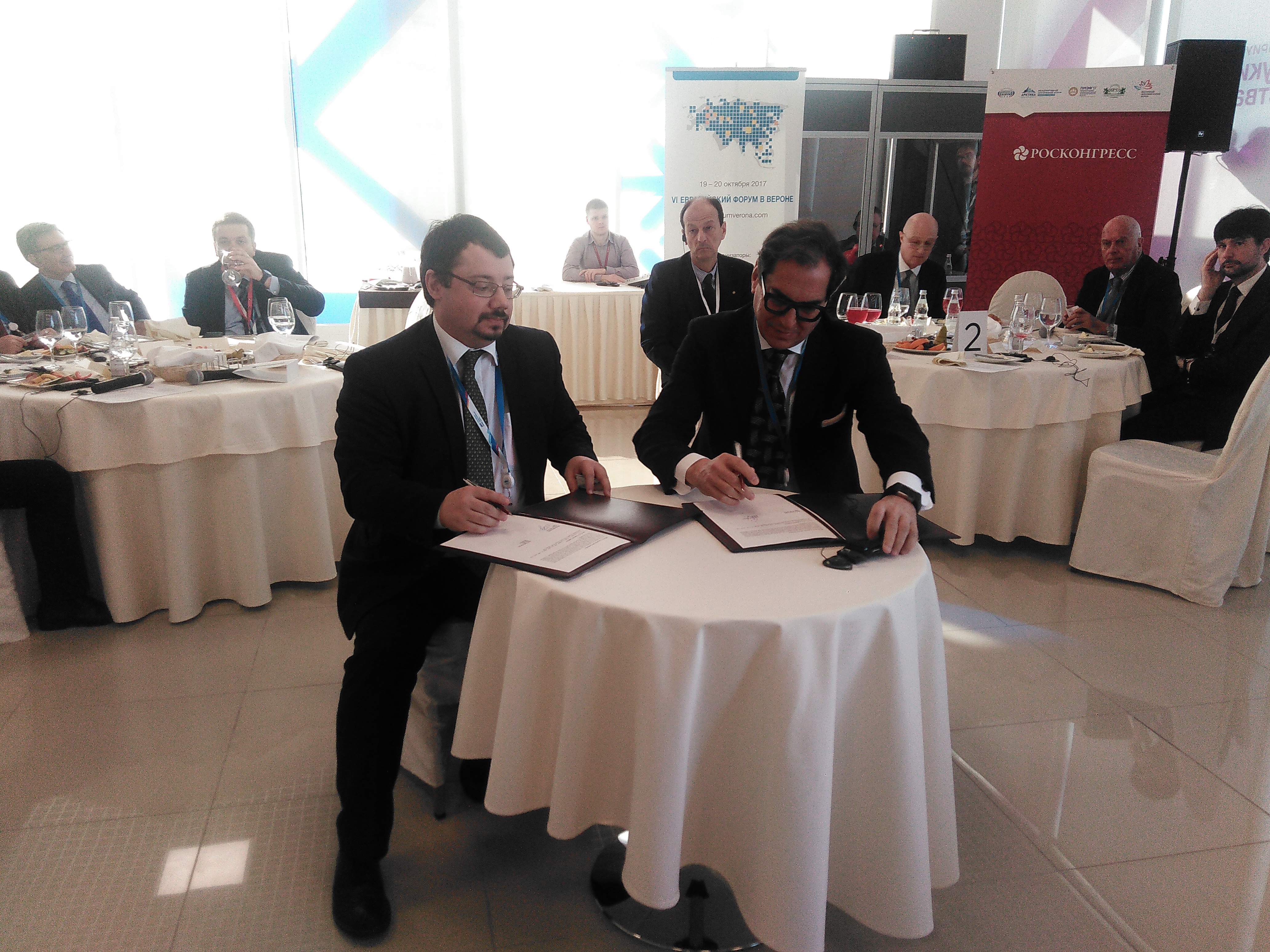 A destra, il direttore dell'Ice Pier Paolo Celeste durante la firma del memorandum al Forum economico sugli investimenti di Sochi.