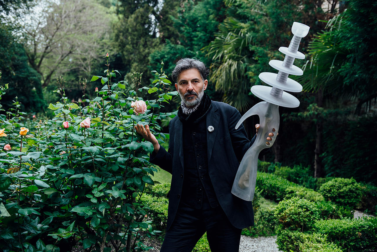 Curata da Simon Njami, la mostra viene presentata come “un’allucinazione, un’eterocronia, archeologia del futuro”