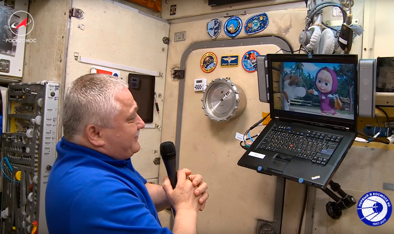 L'astronauta Fedor Yurchikhin guarda la prima puntata della 65esima stagione di "Masha e orso" a bordo della stazione spaziale internazionale