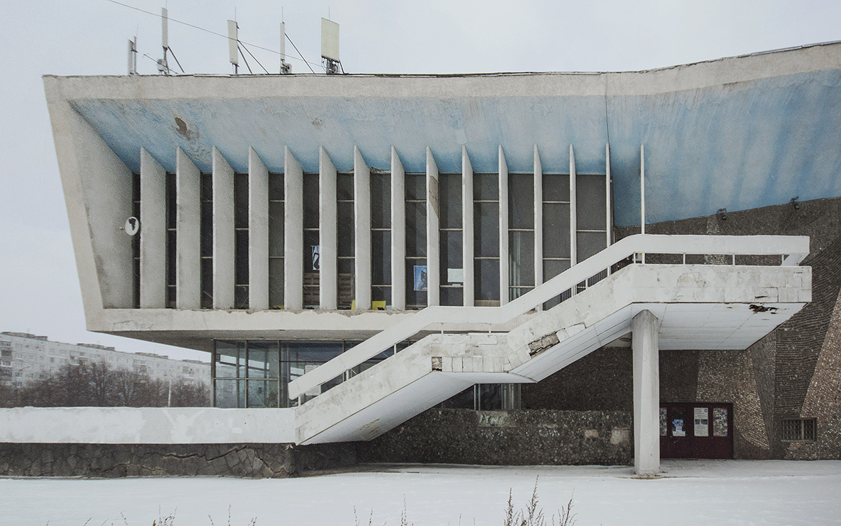 La salle de cinéma Saturne est un chef d’œuvre du constructivisme soviétique à Togliatti (Volga). Le cinéma fut construit en 1972, c’était le plus grand de la ville et de la région. Pour les concepteurs de Saturne, le mariage de l’architecture et du cinéma devait impressionner les spectateurs et les faire penser au travail inspiré et à l’avenir communiste radieux.