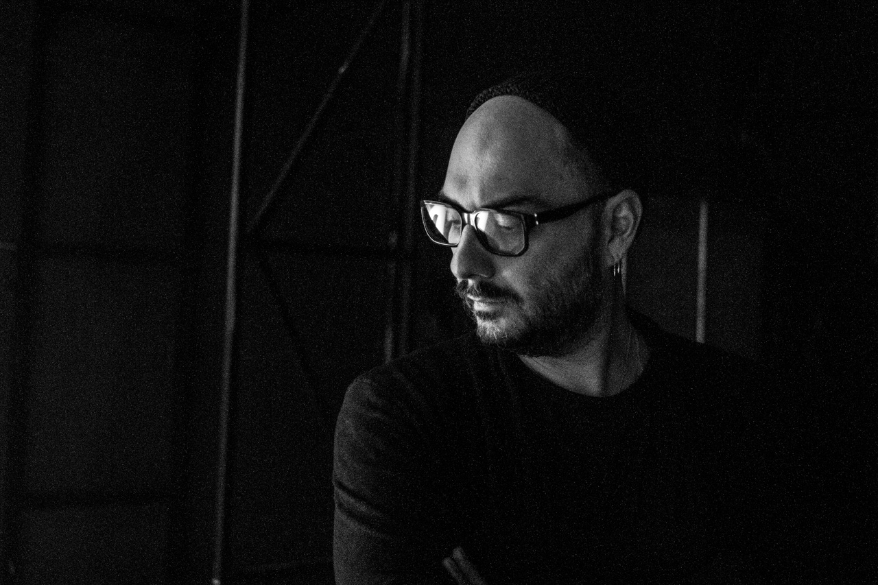 Kirill Serebrennikov, directeur artistique du théâtre : «Le matin, les répétitions commencent, le café ouvre. Les acteurs arrivent, encore ensommeillées, boivent un café, échangent quelques plaisanteries, puis vont répéter. C’est sans doute là que se produit le plus important dans la vie d’un théâtre : la création d’un nouveau spectacle, d’un nouveau monde. C’est toujours un secret bien gardé, le public n’a pas le droit de le découvrir…».