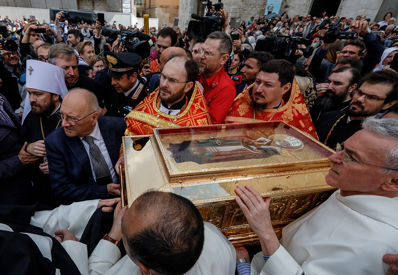 Os restos mortais de São Nicolau de Bari são visitados todos os anos por milhares de fiéis ortodoxos que viajam à Itália para homenagear o santo.