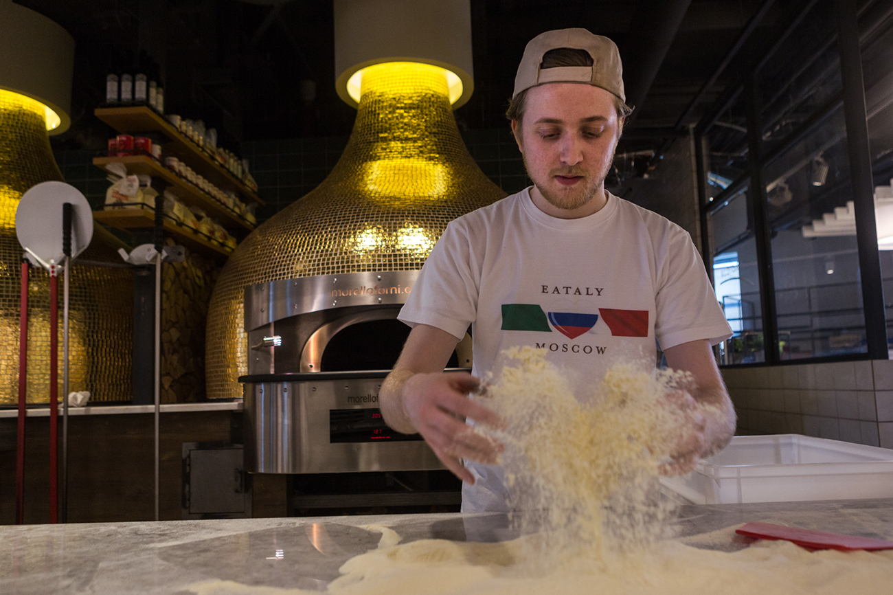 Fra i formaggi realizzati in loco si contano mozzarelle, stracchino, burrata e semi-stagionati. I clienti possono poi assaggiare la vera pizza italiana, cotta in forno a legna