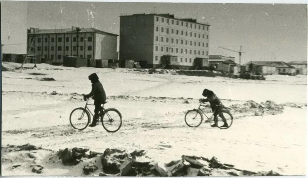 Nonostante a Mosca le biciclette possano essere utilizzate solo per pochi mesi all’anno, il servizio di bike sharing ha riscosso un enorme successo / Ragazzi per le strade della Chukotka, 1986