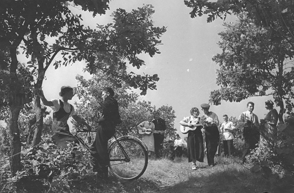 Si narra che i principi Sergej e Pavel non rinunciassero alle corse in bicicletta nemmeno durante la stagione più fredda, naturalmente all’interno dei corridoi del Palazzo d’Inverno a San Pietroburgo / Nella giornata di votazioni del Consiglio superiore, 1938