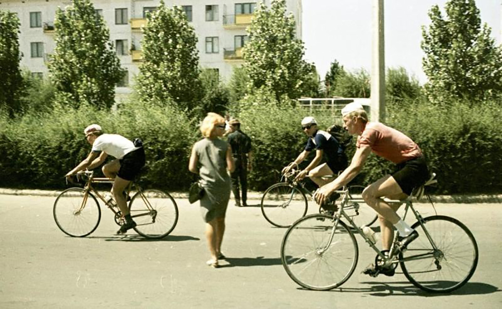 E così negli ultimi anni nel centro di Mosca sono apparse le prime piste ciclabili: un primo e importante segnale di come la capitale si stia avvicinando a un utilizzo sempre più diffuso e consapevole di questo sistema di trasporto green / Ciclisti, 1966