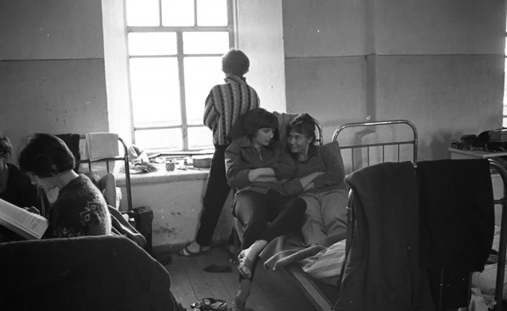 Entre 1941 e 1945, trabalhou como fotógrafo de guerra. / Garotas em alojamento de universidade em Arkhanguelsk, década de 1960