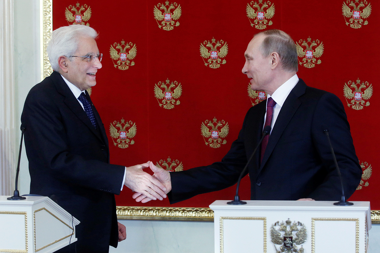 Il Presidente della Repubblica italiana Sergio Mattarella, a sinistra, stringe la mano al Presidente russo Vladimir Putin. Fonte: Reuters