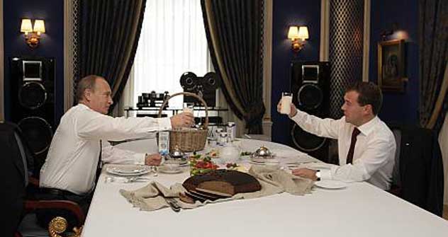 大統領公邸で牛乳を飲む、メドベージェフ現大統領とプーチン次期大統領。＝タス通信撮影