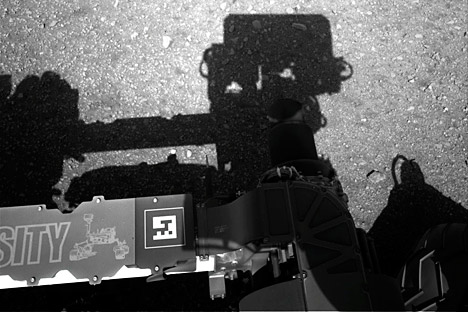 火星探査車「キュリオシティー」の火星表面の写真　＝タス通信