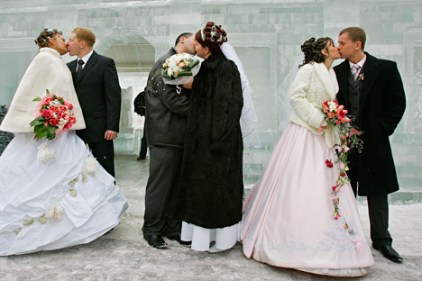 2012年12月12日は、年月日の数字が3つそろう日で、記録的な結婚ラッシュとなった＝AP通信撮影
