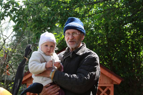 Working as a grandfather is not his only means of combatting loneliness. Source: avito.ru.