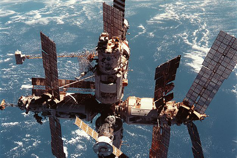 宇宙ステーション「ミール」、1998年　　写真提供：NASA