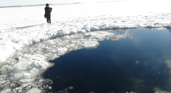 チェバルクリ湖で隕石の一部が湖面に落ちた所　＝タス通信撮影
