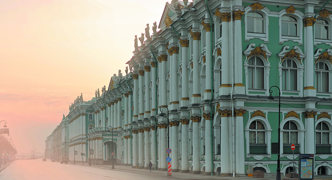 サンクトペテルブルクを代表する壮観なエルミタージュ宮殿。美術館のイメージの陰で多くのドラマが演じられた　＝Lori/LegionMedia撮影
