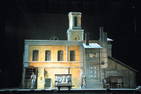 マリインスキー劇場で上演されたオペラ「カラマーゾフの兄弟」（作曲・スメルコフ、演出・バルハトフ）の一場面＝ナタリア・ラージナ撮影