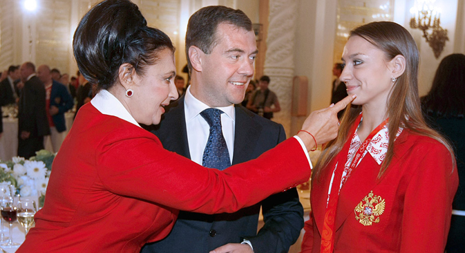 ロンドン五輪の後：エフゲニア・カナエワさん（右）、イリナ・ヴィネルさん（左）とメドベージェフ首相（中）　＝タス通信撮影