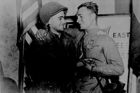 アメリカ軍代表（左）とソ連軍代表が肩を抱き合って、記念写真を撮った、1945年。