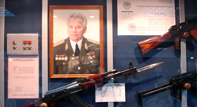 博物館「イジュマシュ」展示品の中には、「I.V.スターリンのために」と刻まれた狩猟用カービン銃、ドラグノフ狙撃銃やカラシニコフ自動小銃の1/3スケール土産用実射モデルなどが展示さ れている。＝アレクセイ・カレリスキー撮影