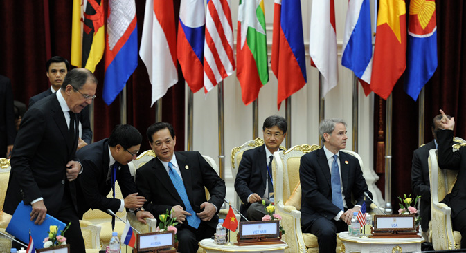 ベトナムのグエン・タン・ズン首相が、ASEAN（東南アジア諸国連合）グローバル対話会議に出席のため訪れたロシアのラヴロフ外相と言葉を交わす。この会議の議題は、中国との領土問題への対応や、貿易の発展、政治関係強化など。＝AFP PHOTO/クリストフ・アーシャンボウ撮影