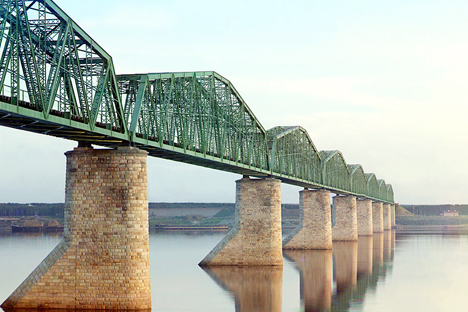 ペルミでカマ川を渡るシベリア鉄道の鉄橋　写真提供：アメリカ議会図書館 / セルゲイ・プロクジン＝ゴルスキー撮影