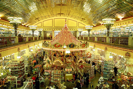モスクワ市ルビャンカ広場にある有名な玩具店「子供の世界」　写真提供：genue.luben / flickr.com