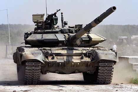 ロシア軍のT-90戦車　＝ヴィタリー・クジミン（vitalykuzmin.net）撮影