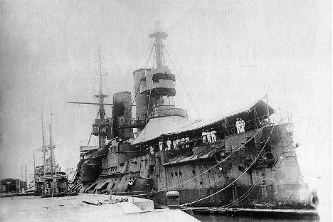 1904年夏、青島に逃れた太平洋艦隊の旗艦ツェサレーヴィチ。