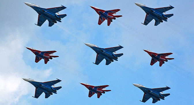 ロシア空軍の顔であるアクロバット飛行隊「ルースキエ・ビーチャジ」（ロシアの勇者たち）」と「ストリジー（アマツバメたち）」、2007年　写真提供：wikipedia.org 