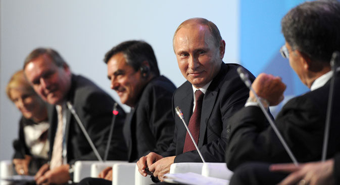 プーチン大統領は会議の最終日に、シリア情勢、ロシアの統一地方選、今後の大統領選への出馬の可能性などについて語った＝ロシア通信撮影