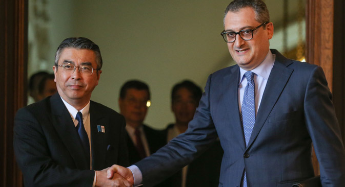 日本の杉山晋輔外務審議官とロシアのイーゴリ・モルグロフ外務次官=タス通信撮影