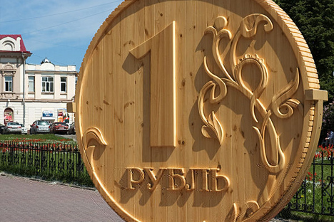 「1ルーブル」木製コイン、トムスク市＝写真提供：パーヴェル・アンドリュシェンコ / wikipedia.org