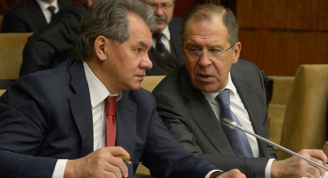 ロシアのセルゲイ・ショイグ国防相（左側）とセルゲイ・ラヴロフ外相＝エドゥアルド・ペソフ撮影／ロシア通信