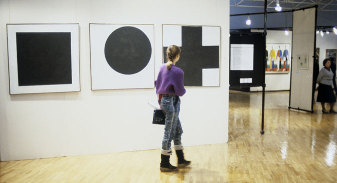 マレーヴィチは、「黒の正方形」以外に、赤と白の正方形もそれぞれ描いており、黒のそれも、数枚制作している＝ユリー・ソモフ / ロシア通信