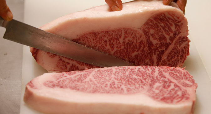 ロシアの食肉市場でおもしろいのは、高級セグメントだけではない。ロシア人のいわゆる「赤肉」つまり牛肉の生産は、鶏肉と豚肉が増えているのに、尻すぼみだ。=Reuters/Vostock Photo