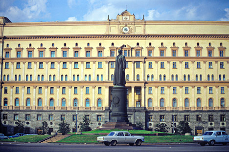 1958年、以前には噴水があったルビャンカ広場の中心に、VCHKの創建者フェリックス・ジェルジンスキーの銅像が出現した。この銅像は長年にわたり、 1991年にソ連政権が崩壊するまで、弾圧システムの主要なシンボルになった。＝ウラジーミル・フェドレンコ撮影／ロシア通信