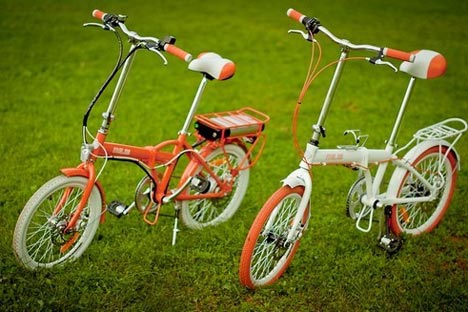 オレンジとホワイトの電気自転車「メレス（Meles）」の外観は、ソ連時代の折りたたみ自転車「カマ」をほうふつとさせる＝Press photo撮影
