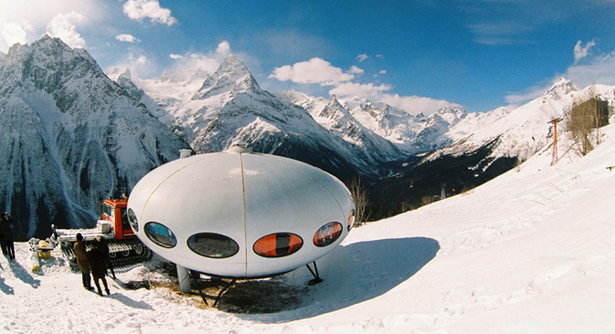 1979年、ムッサ・アチタラ山の斜面にホテル 「タレルカ （皿）」が建てられた。その支柱は特別な設計がなされており、雪崩が起きた際には、この 「皿」ごと滑り落ちてけが人が出ない仕組みだ。＝GeoPhoto撮影