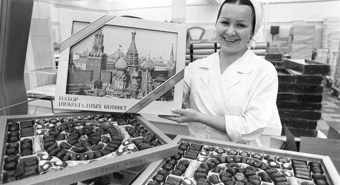 ソ連のチョコレートはこのように、帝政時代のような高級品ばかりではなかったが、そのかわりに大量生産され、安く買えるようになった＝タス通信撮影